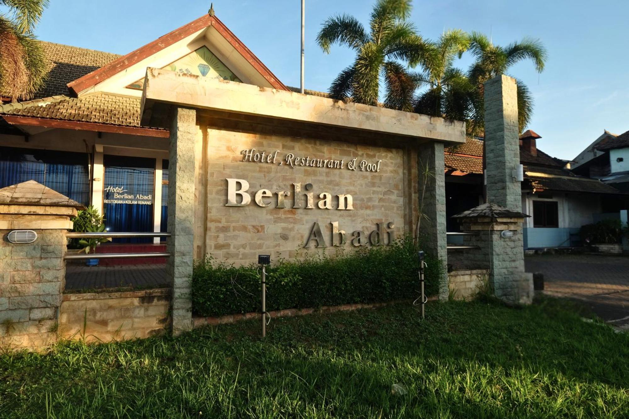 Berlian Abadi Hotel By Sinergi Бануванги Екстериор снимка
